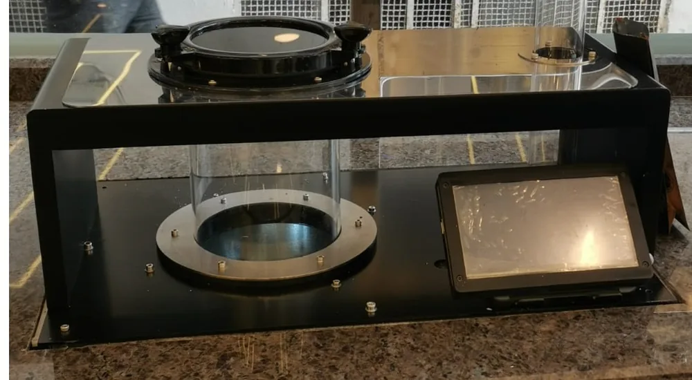 Sealed mixing chamber with integrated operator display